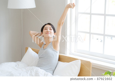 早上醒來，一個三十多歲的女人 87921602