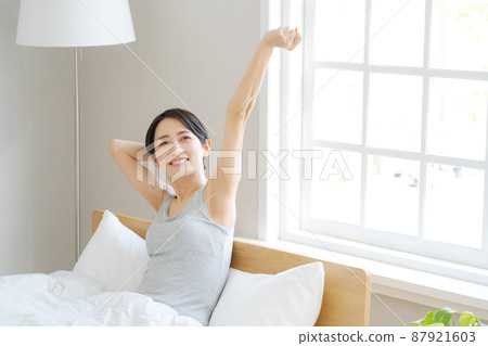 Awakening in the morning, a woman in her thirties Awakening in the morning, a woman in her thirties 87921603