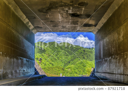 新鮮的綠色森林宮瀨水壩湖神奈川縣 87921718