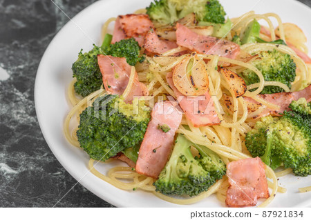 Bacon and broccoli pasta 87921834