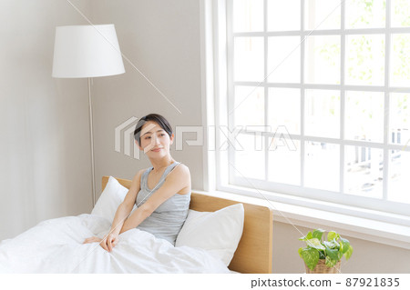 早上醒來 30 多歲的女人 87921835