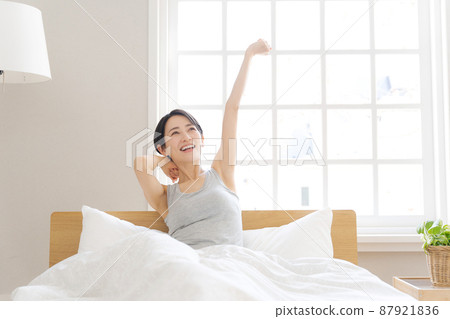 早上醒來 30 多歲的女人 87921836