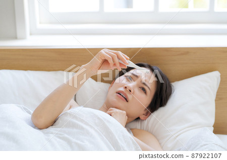 A woman who measures body temperature 87922107