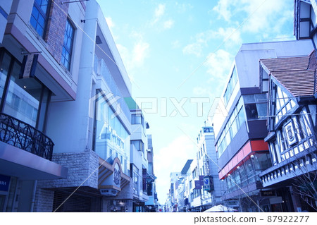 The facade of the Motomachi shopping district near Yokohama Chinatown, which is crowded with charming sales (a beautiful setback cityscape) The facade of the Motomachi shopping district near Yokohama Chinatown, which is crowded with charming sales (a beautiful setback cityscape) 87922277