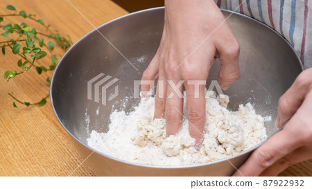 揉麵團 | 製作麵包和糖果的形象 揉麵團 | 製作麵包和糖果的形象 87922932
