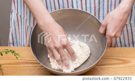 揉麵團 | 製作麵包和糖果的形象 揉麵團 | 製作麵包和糖果的形象 87922935