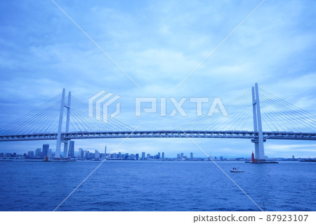 Suspension bridge in the Minato Mirai Bay area, Yokohama City, Kanagawa Prefecture, seen from above the sea on a cruiser 87923107