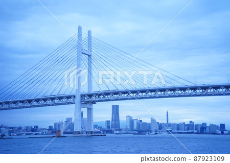 Suspension bridge in the Minato Mirai Bay area, Yokohama City, Kanagawa Prefecture, seen from above the sea on a cruiser 87923109