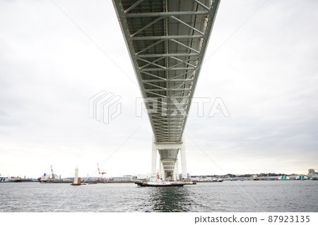 神奈川縣橫濱市港未來灣地區的吊橋,從海上巡洋艦上看到 神奈川縣橫濱市港未來灣地區的吊橋,從海上巡洋艦上看到 87923135