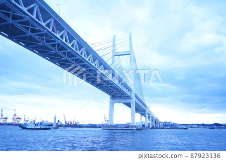 神奈川縣橫濱市港未來灣地區的吊橋,從海上巡洋艦上看到 神奈川縣橫濱市港未來灣地區的吊橋,從海上巡洋艦上看到 87923136