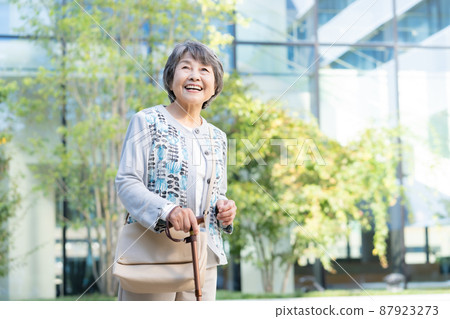 拄著拐杖行走的高級女性肖像 拍攝合作“LINK FOREST” 87923273