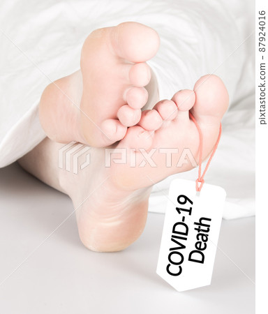 Body with toe tag on white Body with toe tag on white 87924016