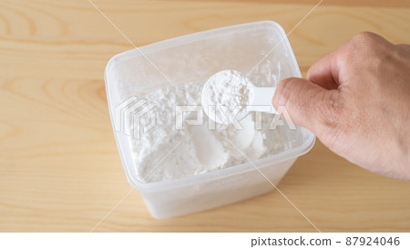 用量勺舀麵粉 用量勺舀麵粉 87924046