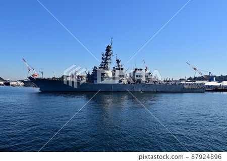 Missile destroyer Benfold moored at US Navy Yokosuka base 87924896