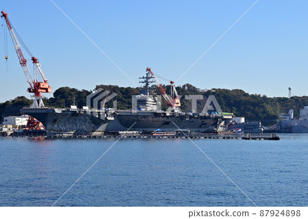 羅納德·裡根號核動力航空母艦停泊在美國海軍橫須賀基地第 12 號巴斯 87924898