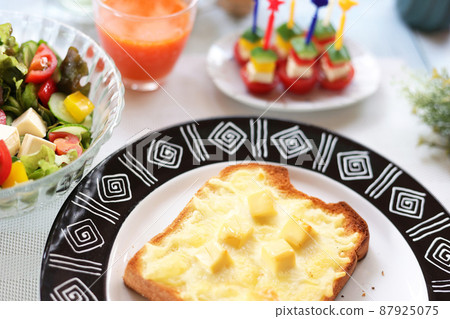Cheese toast with cube-shaped cheese toast, salad and pinchos lunch breakfast Cheese toast with cube-shaped cheese toast, salad and pinchos lunch breakfast 87925075