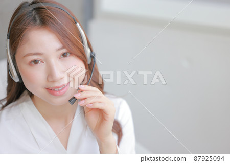 支持耳機和微笑的操作員_特寫3 87925094