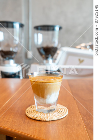 dirty coffee glass in coffee shop 87925149