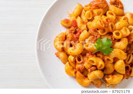 macaroni with tomatoes sauce and mince pork 87925179