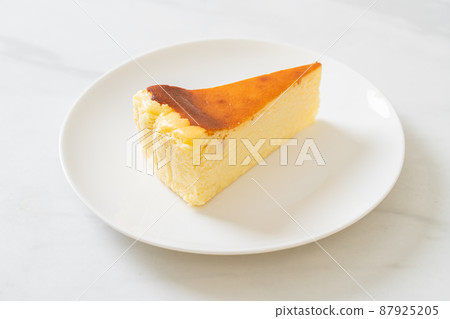 burn cheesecake on white plate 87925205