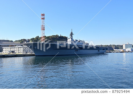 護航船“出雲”號停泊在橫須賀本港半尾碼頭 87925494