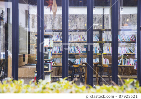 cafe with books 87925521