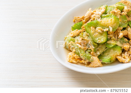 Stir Fried Angled Gourd with Egg 87925552