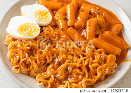 Rabokki (Ramen or Korean instant noodle and Tteokbokki) in spicy korean sauce 87925746