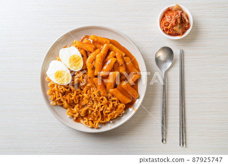 Rabokki (Ramen or Korean instant noodle and Tteokbokki) in spicy korean sauce 87925747