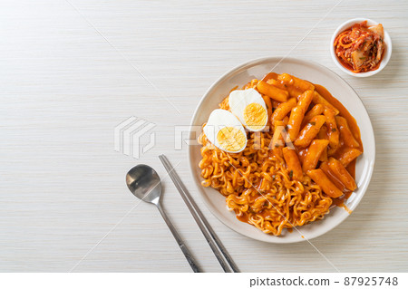 Rabokki (Ramen or Korean instant noodle and Tteokbokki) in spicy korean sauce 87925748
