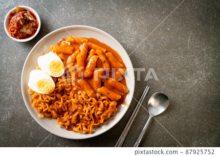 Rabokki (Ramen or Korean instant noodle and Tteokbokki) in spicy korean sauce 87925752