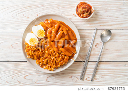 Rabokki (Ramen or Korean instant noodle and Tteokbokki) in spicy korean sauce 87925753