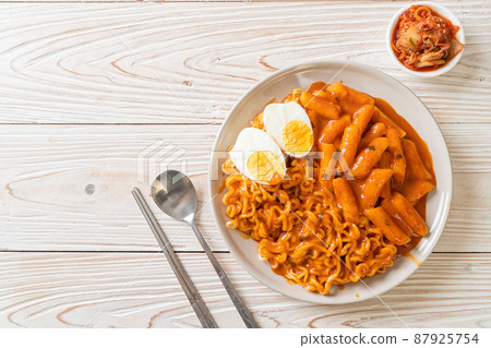 Rabokki (Ramen or Korean instant noodle and Tteokbokki) in spicy korean sauce 87925754