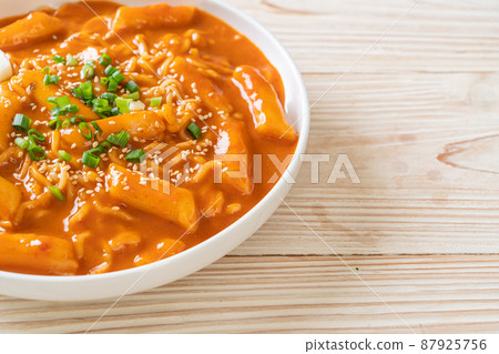 Korean instant noodle and Tteokbokki in Korean spicy sauce - Rabokki 87925756