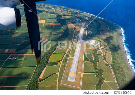 Airport runway seen from the window of an airplane (Minamidaitojima) Airport runway seen from the window of an airplane (Minamidaitojima) 87926545