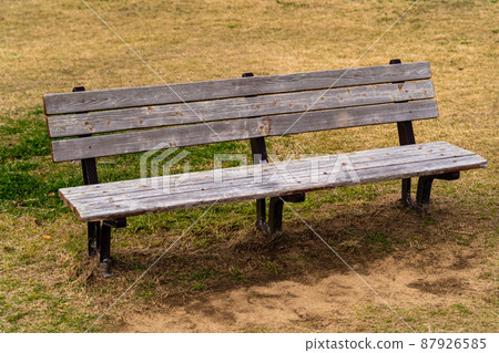 公園裡休息的長木凳 公園裡休息的長木凳 87926585