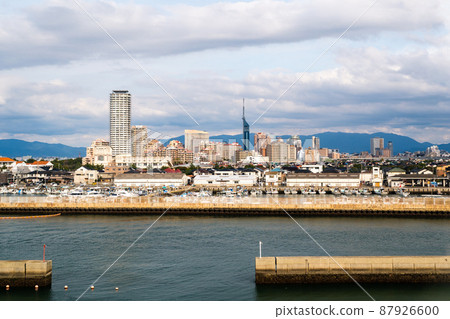 從摩天輪俯瞰福岡市的城市景觀的福岡塔周圍 從摩天輪俯瞰福岡市的城市景觀的福岡塔周圍 87926600