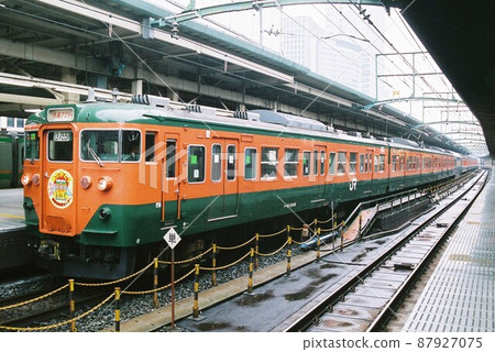 東海道線 113 系列快速行動在東京站等待出發 87927075