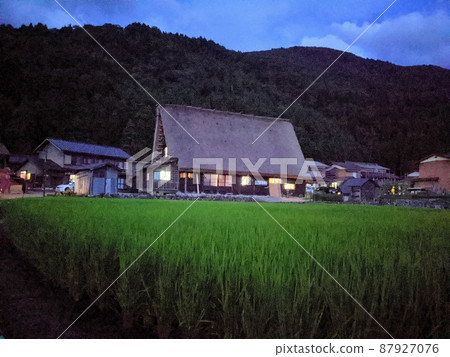 漂浮在月光下的白川鄉 87927076