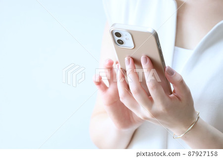 接觸智能手機的婦女 接觸智能手機的婦女 87927158