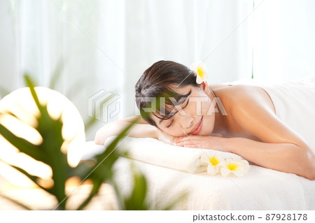 在熱帶度假勝地接受美容治療後睡覺的女人 87928178