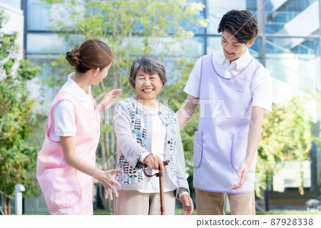 年輕男女保姆與老年女性進行步行訓練合作拍攝《LINK FOREST》 年輕男女保姆與老年女性進行步行訓練合作拍攝《LINK FOREST》 87928338