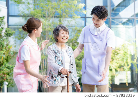 年輕男女保姆與老年女性進行步行訓練合作拍攝《LINK FOREST》 年輕男女保姆與老年女性進行步行訓練合作拍攝《LINK FOREST》 87928339