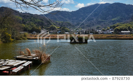 A mysterious shrine built on the island in the center of the pond at Iwakura Hachimandai Shrine 87928730