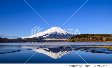 (Yamanashi Prefecture) Lake Yamanaka and upside-down Fuji in the midwinter (Yamanashi Prefecture) Lake Yamanaka and upside-down Fuji in the midwinter 87930348