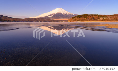 (Yamanashi Prefecture) Lake Yamanaka and upside-down Fuji in the midwinter 87930352