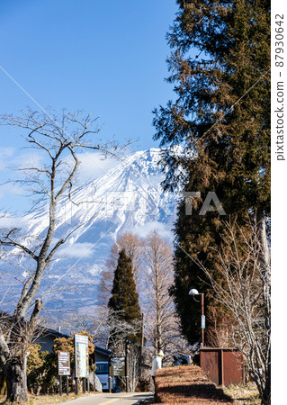 Winter scenery of Mt. Fuji seen from Lake Tanuki 87930642