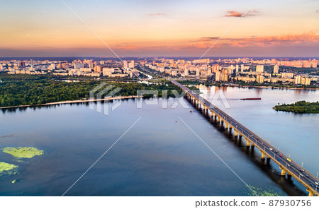 The Paton bridge in Kyiv, Ukraine The Paton bridge in Kyiv, Ukraine 87930756