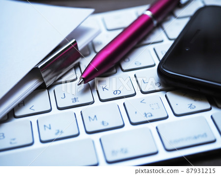 文件、個人電腦、智能手機的商業形象（女性） 87931215