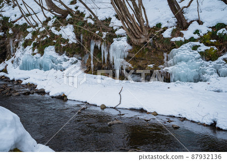Icicles and snow scenes on the Yasusaka River [Chikuhoku-mura, Higashichikuma-gun] 87932136